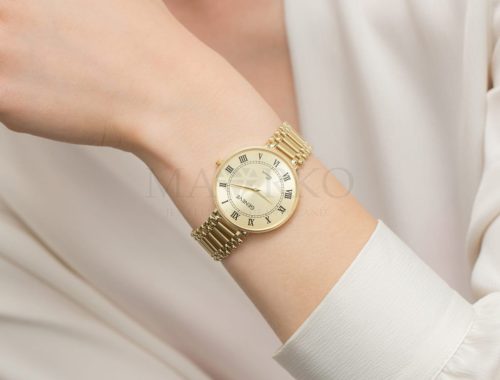 złoty zegarek damski na ręku