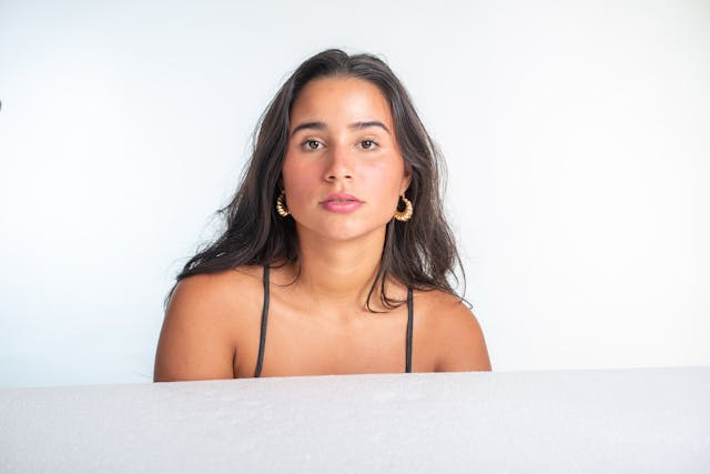 kobieta z kolczykami koła w uszach