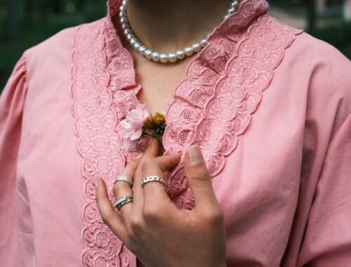 Biżuteria kwiaty – jak naturalne motywy wpływają na stylizacje?