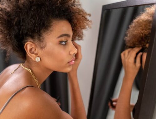 Kolczyki z kamieniami – jak wybrać model dopasowany do stylu