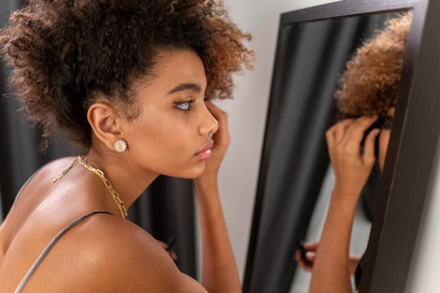 Kolczyki z kamieniami – jak wybrać model dopasowany do stylu