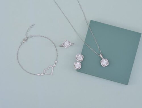 Zestaw biżuterii – jak dobrać komplet, żeby podkreślał stylizację