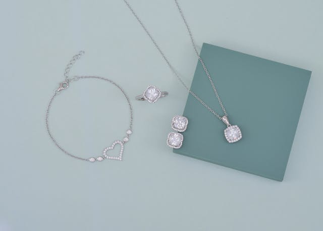 Zestaw biżuterii – jak dobrać komplet, żeby podkreślał stylizację