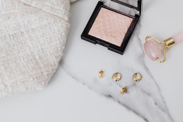 Złote kolczyki w codziennym stylu – jak podkreślić swoją wyjątkowość?