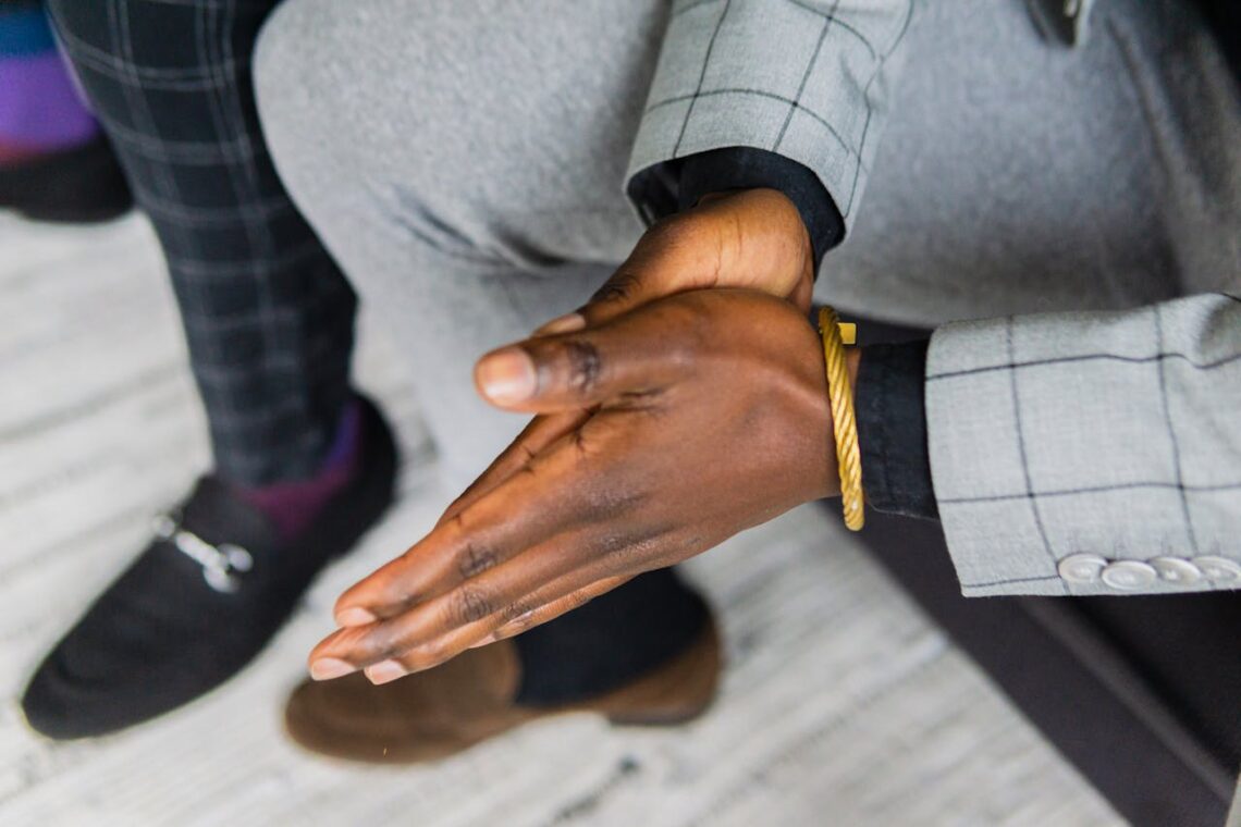 elegancka stylizacja ze złotą bransoletką