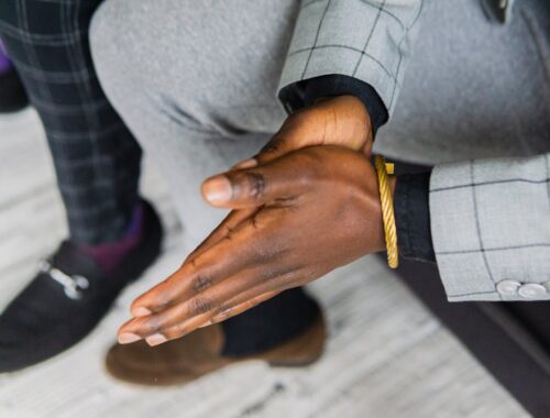 elegancka stylizacja ze złotą bransoletką