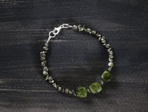 bransoletka z zielonymi kamieniami