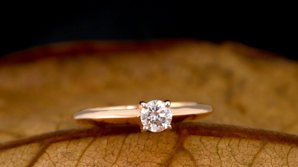 diamentowy pierścionek prosty i elegancki